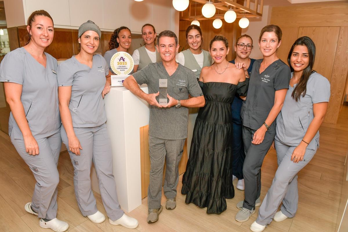 Guillermo Valderrama, su esposa Claudia (d.) posan junto al equipo de la clínica en la capital grancanaria.