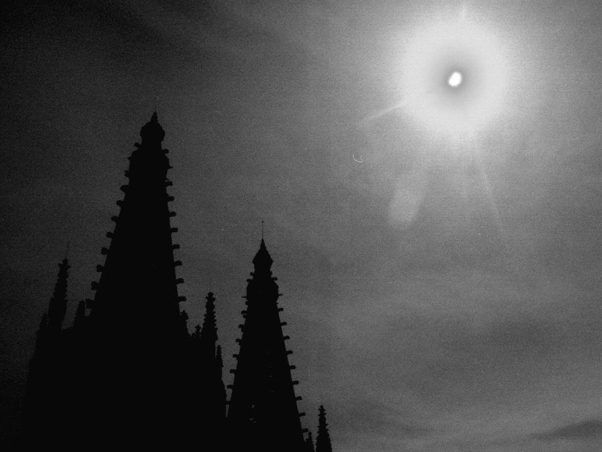 Eclipse parcial de sol que pudo verse en Burgos -en silueta la catedral- en el año 2001.