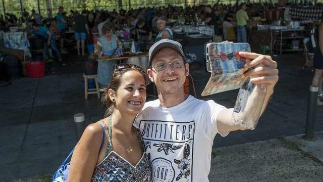 Un 'selfie' en el mayor restaurante del pulpo 'á feira' | Lleno absoluto en el Campo da Feira de Ourense en una de las jornadas de feria más importantes del año, la del 17 de agosto. En la semana más vacacional del verano, los turistas que ayer visitaron la ciudad no quisieron perderse uno de los mayores placeres gastronómicos que ofrece Galicia: el pulpo 'á feira'. Esta pareja lo inmortalizó con un 'selfie'.