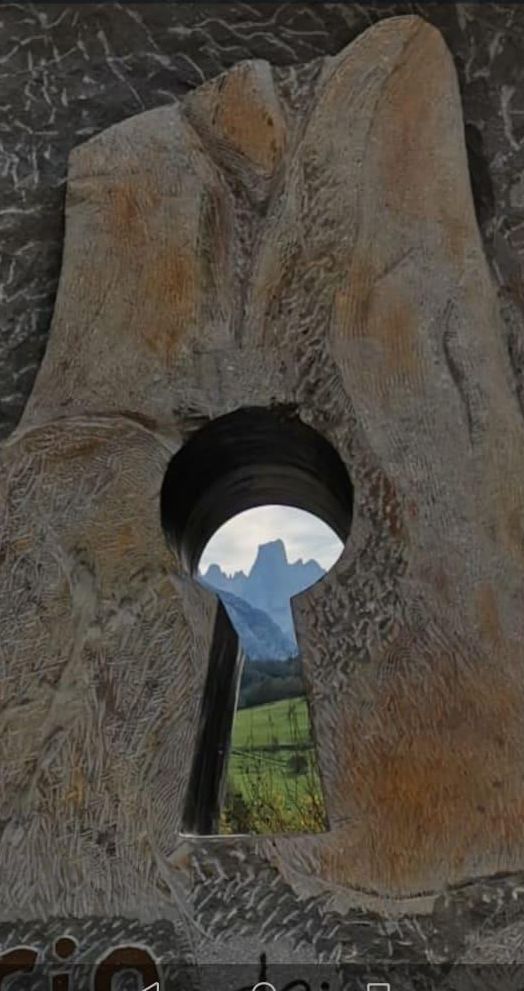 El Picu Urriellu, visto desde la cerradura de la escultura.