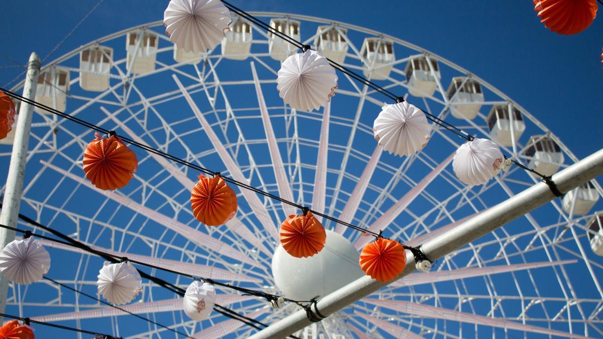 Farolillos de la Feria de Abril junto a la noria.