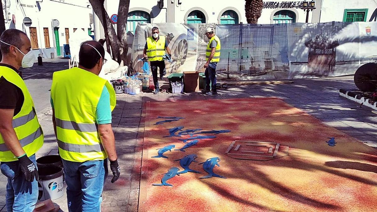 Alfombras de sal confeccionadas junto a la iglesia de San Ginés, en Arrecife. | | LP/DLP