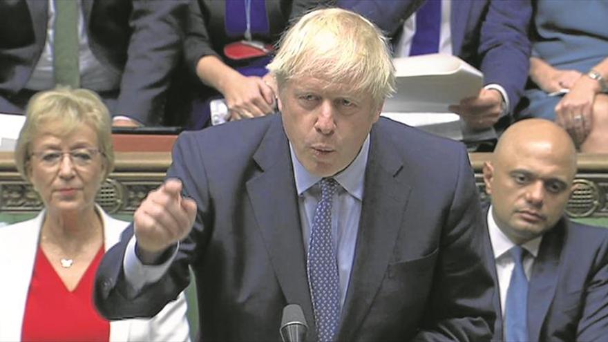 Boris Johnson reta a la oposición a presentar una moción de censura