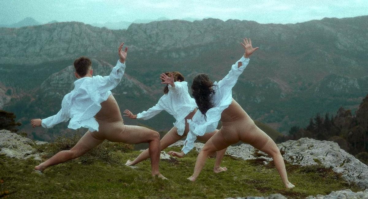 Dana Raz y dos acompañantes durante un "retiro".