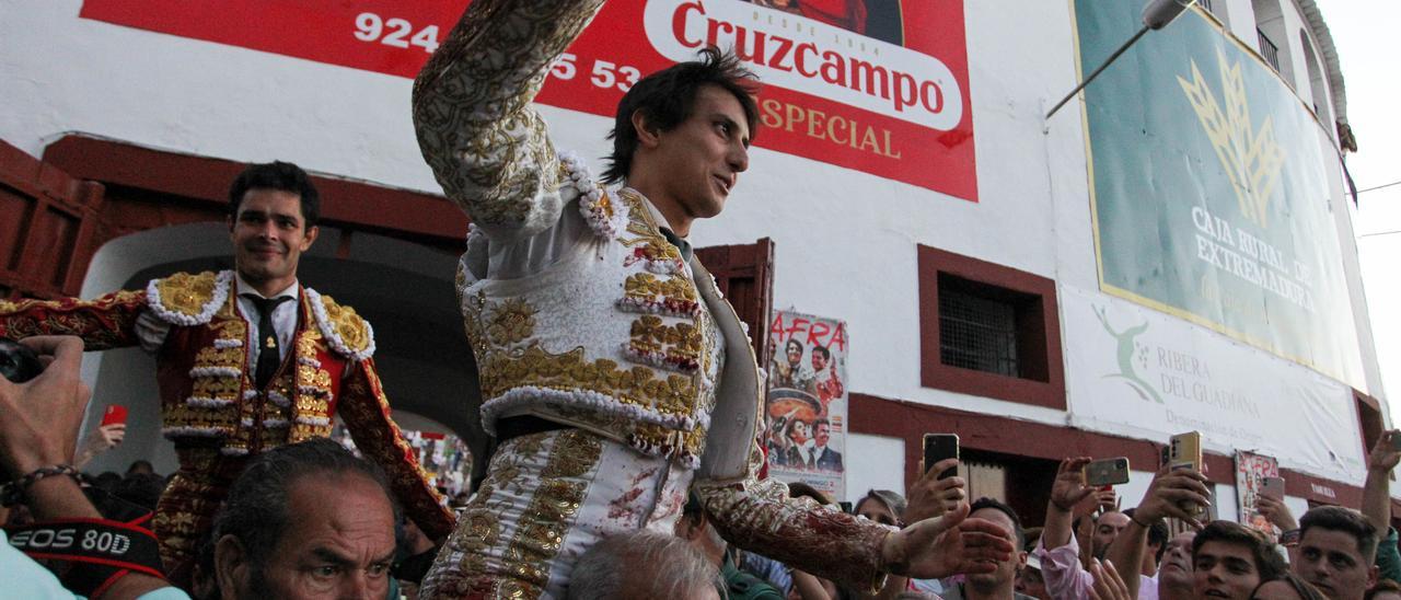 Juanito y Roca Rey salen, ayer, a hombros de la plaza de toros de Zafra.