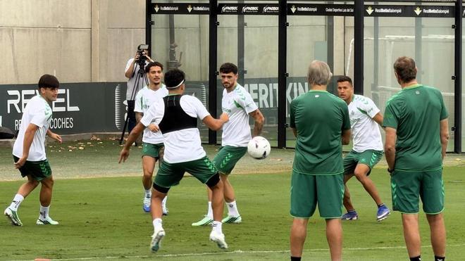 El peaje del parón internacional para Manuel Pellegrini: los miles de kilómetros que amenazan al once del Betis