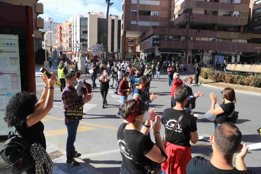 Hosteleros colapsan el centro de Lorca reclamando la apertura de sus negocios