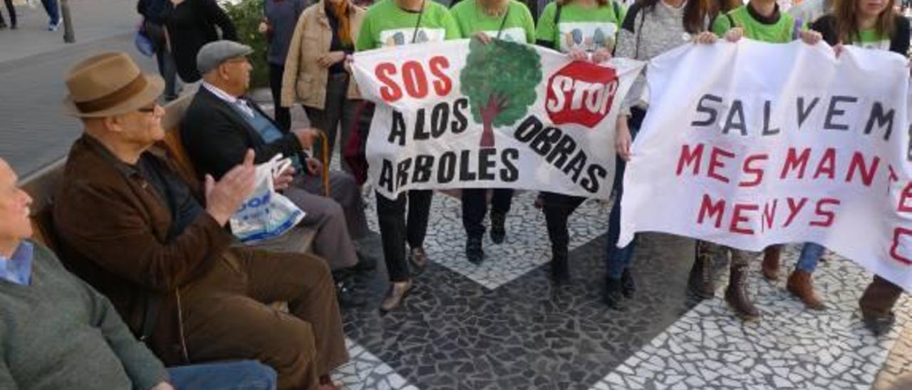 Danzas populares frente a la sede del PP, en el paseo Germanies.