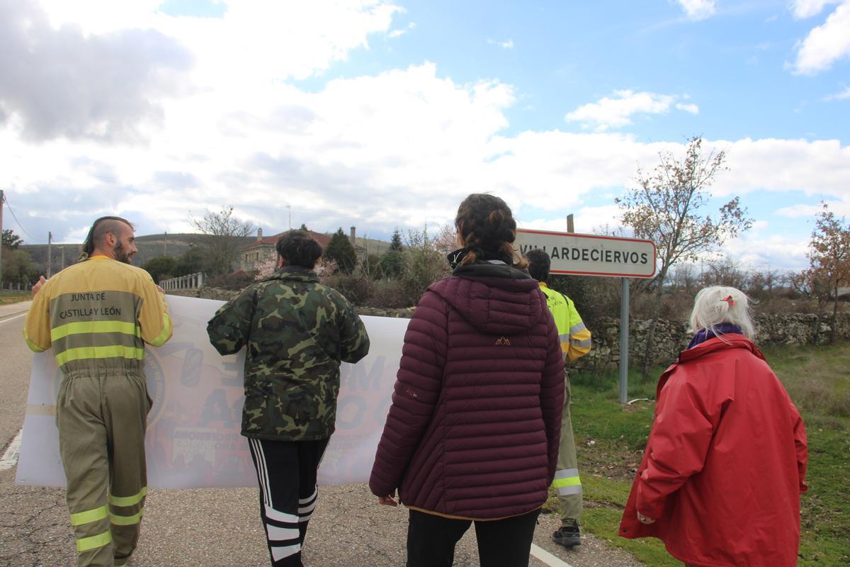 Los bomberos forestales reivindican un operativo fijo todo el año en una marcha de Molezuelas a Villarciervos