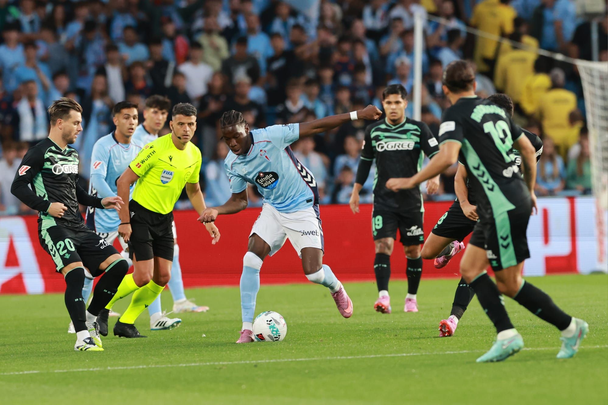 Moriba lleva el balón ante los rivales