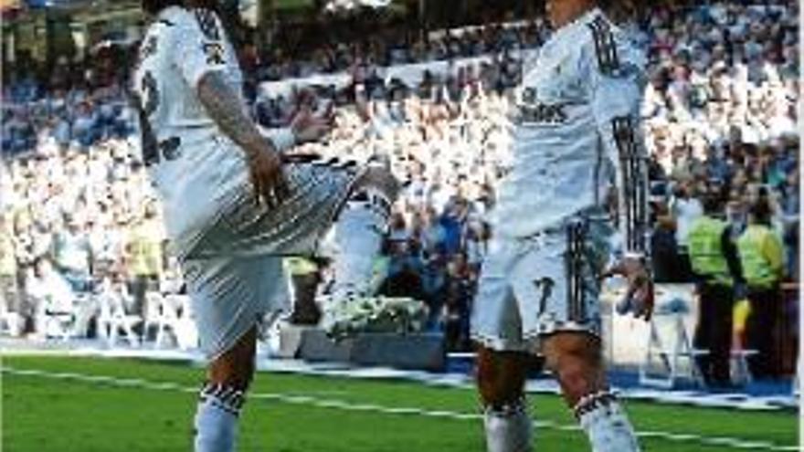 Cristiano Ronaldo celebra el seu cinquè gol amb Marcelo