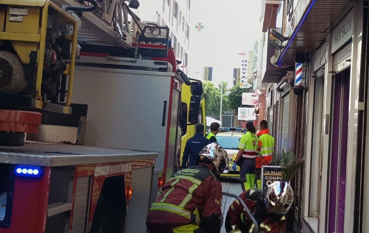 Personal del SUC asiste a dos afectados que presentaban intoxicación leve por inhalación de humo