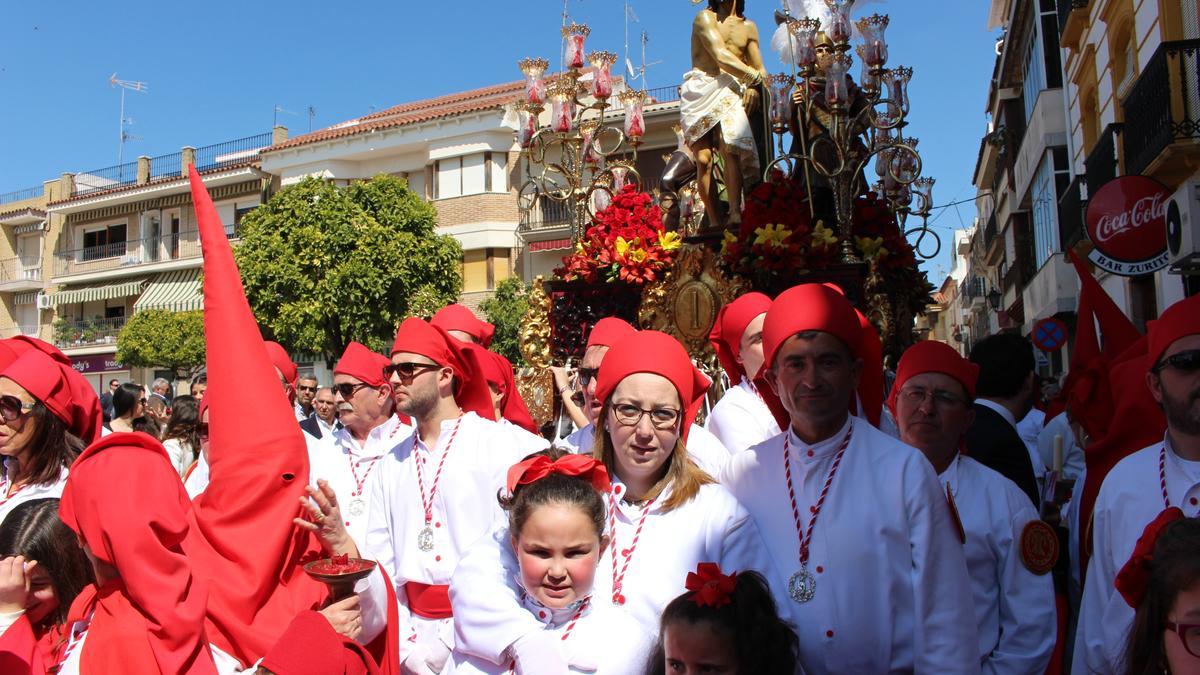 Santeros y santeras llevan el paso procesional.