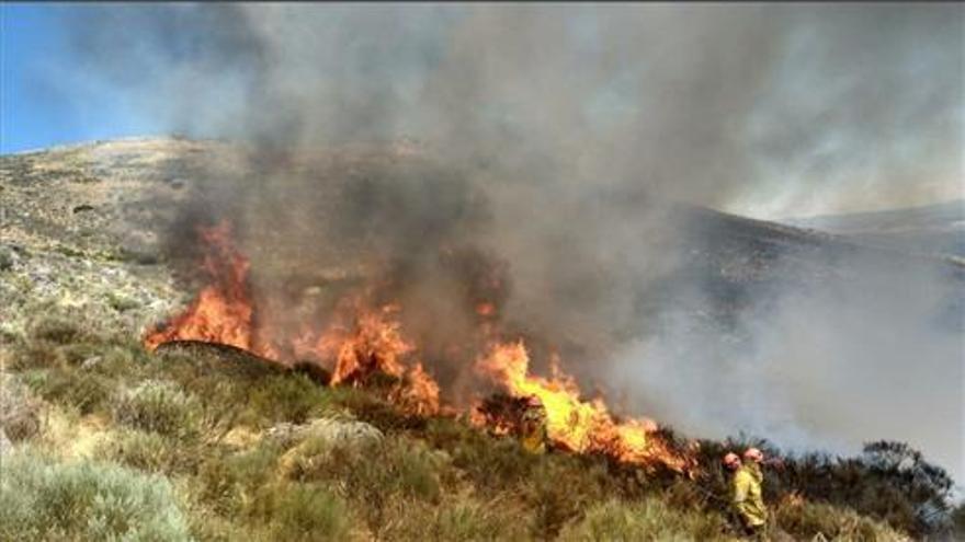 El Infoex trabaja en el incendio de la sierra de Jálama solo con medios terrestres