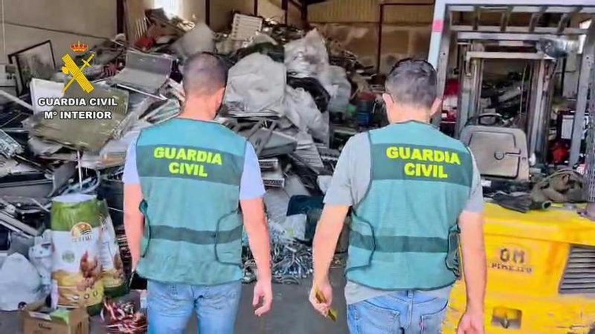 La Guardia Civil durante la inspección de la nave de reciclaje.