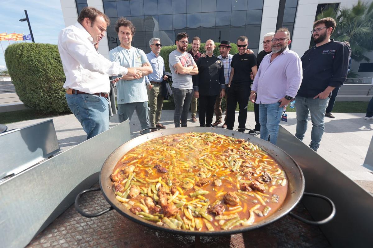 La visita a las instalaciones de Porcelanosa incluyó comida de paellas elaboradas por el chef José Cabanes 'El Dimoni'.