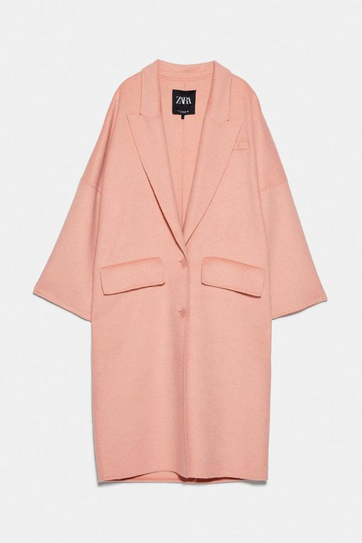 Abrigo batín XL rosa, de Zara