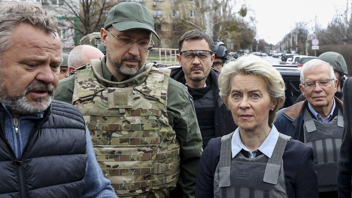 Úrsula von der Leyen y Josep Borrell durante su visita a Kiev.