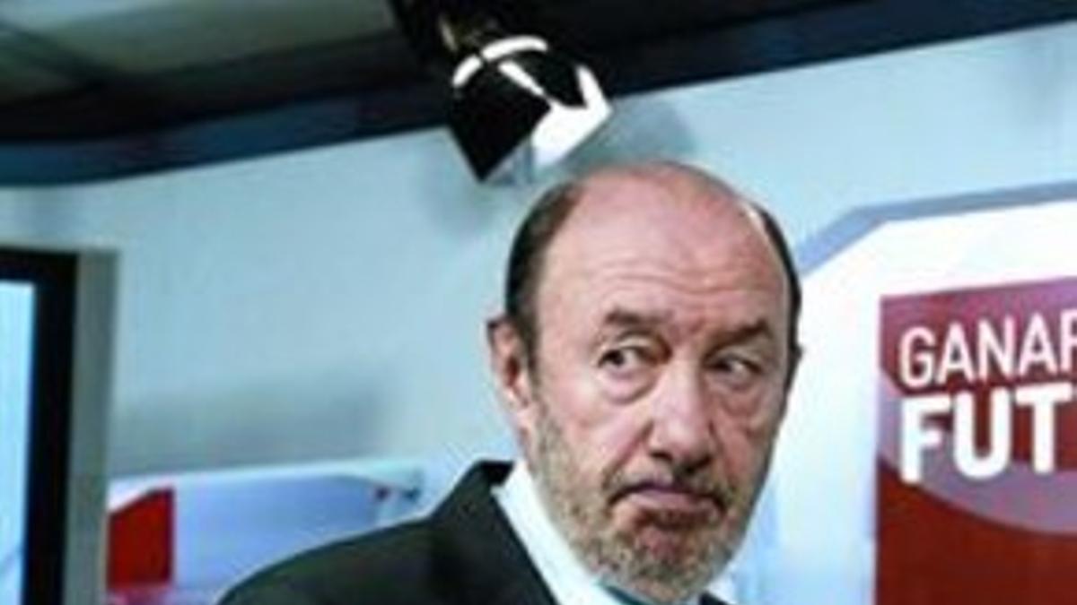 Alfredo Pérez Rubalcaba, ayer, tras comparecer en la sede del PSOE.