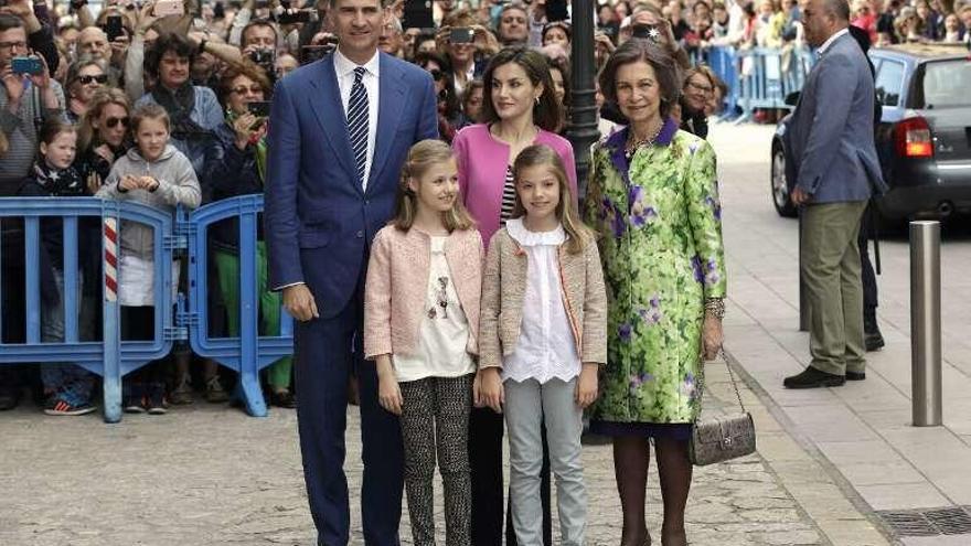 Los Reyes, sus hijas y la reina Sofía en la misa del pasado año.