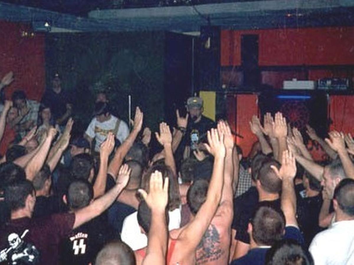 El grup musical neonazi Batallón de Castigo en un concert a Alcalá de Henares el 2003.