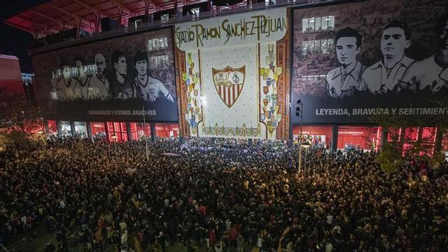 Miles de sevillistas se manifiestan contra la "mala gestión" del club.