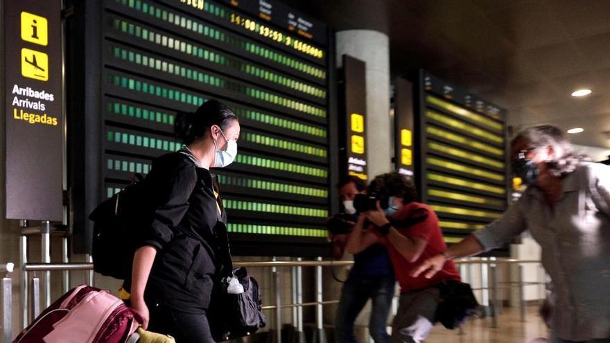 Pasajeros en el aeropuerto de Manises de Valencia.