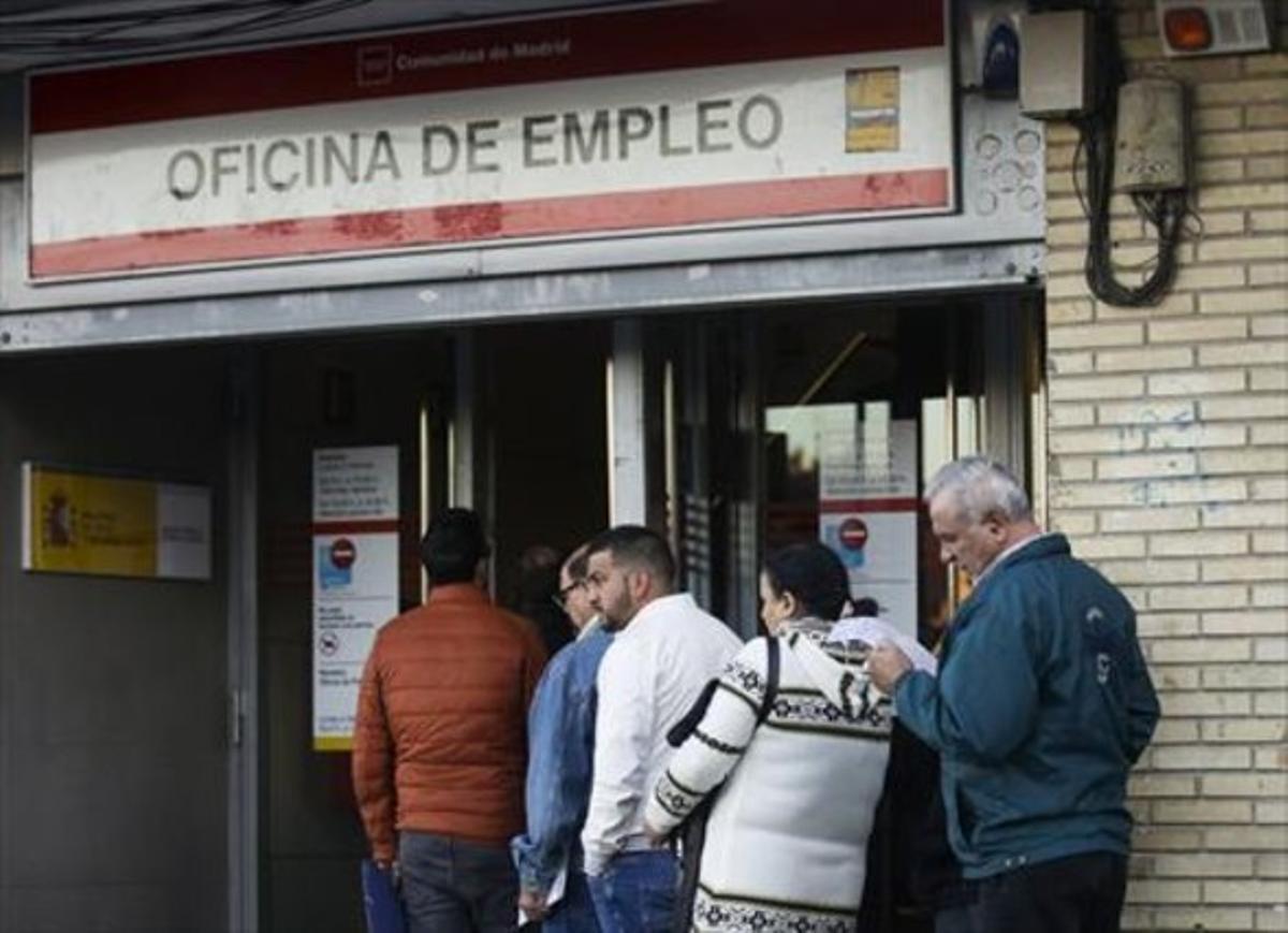 Cua davant una oficina d’ocupació, ahir a Madrid.