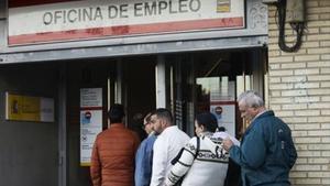 Cua davant una oficina d’ocupació, ahir a Madrid.