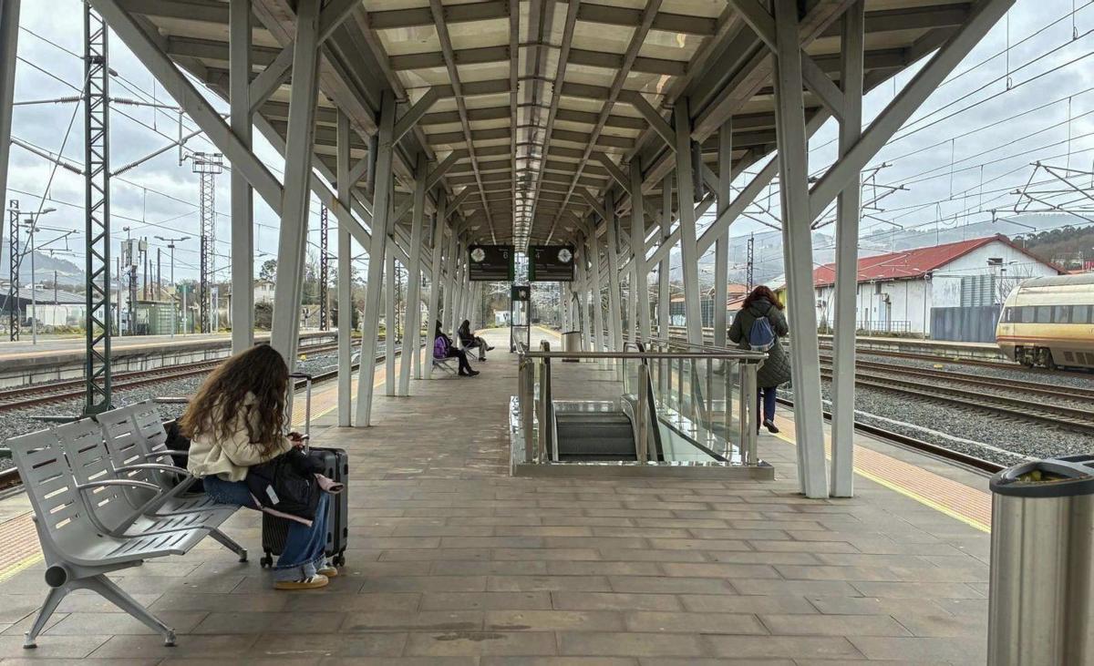 Pasajeros esperando a unos trenes que volvieron a acumular importantes retrasos. | JESÚS PRIETO