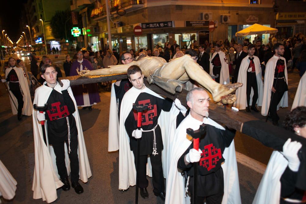 Elche arropa a la Mare de Déu de les Bombes