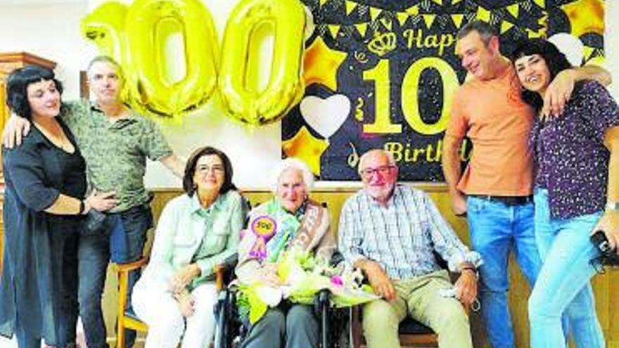 Rosario López celebra 100 años de vida con una fiesta en una residencia de Toro