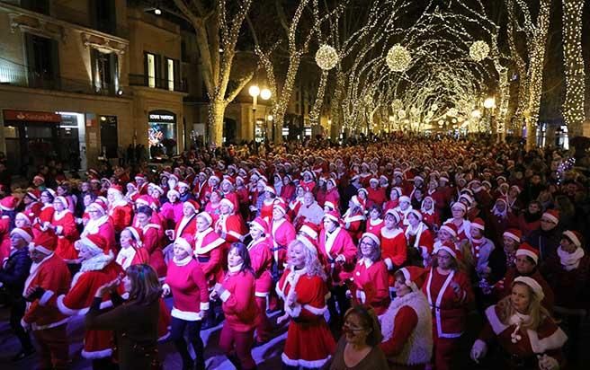 Hunderte Weihnachtsmänner tanzen in Palma
