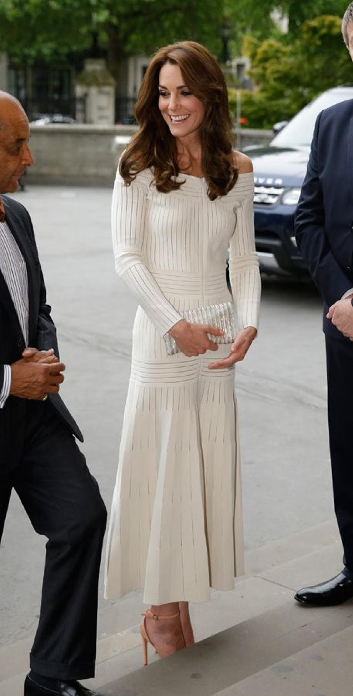 Kate Middleton con vestido de Barbara Casasola y sandalias rosas
