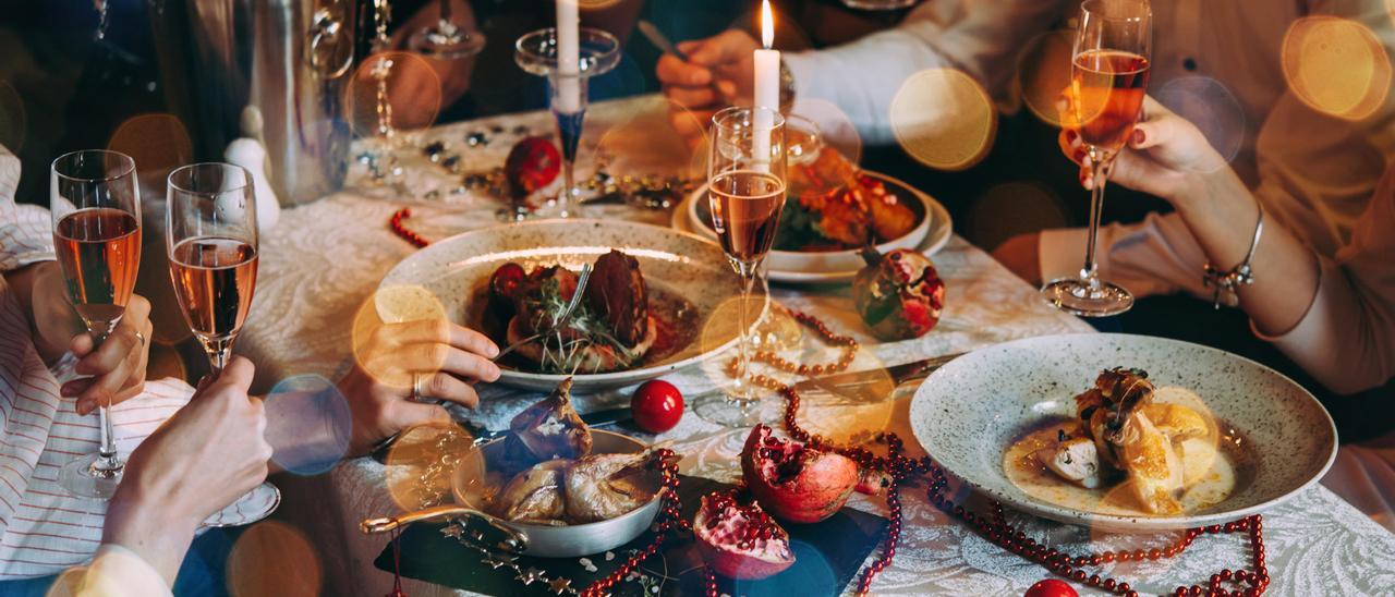 Una mesa decorada para la Navidad con platos muy elaborados para la celebración.