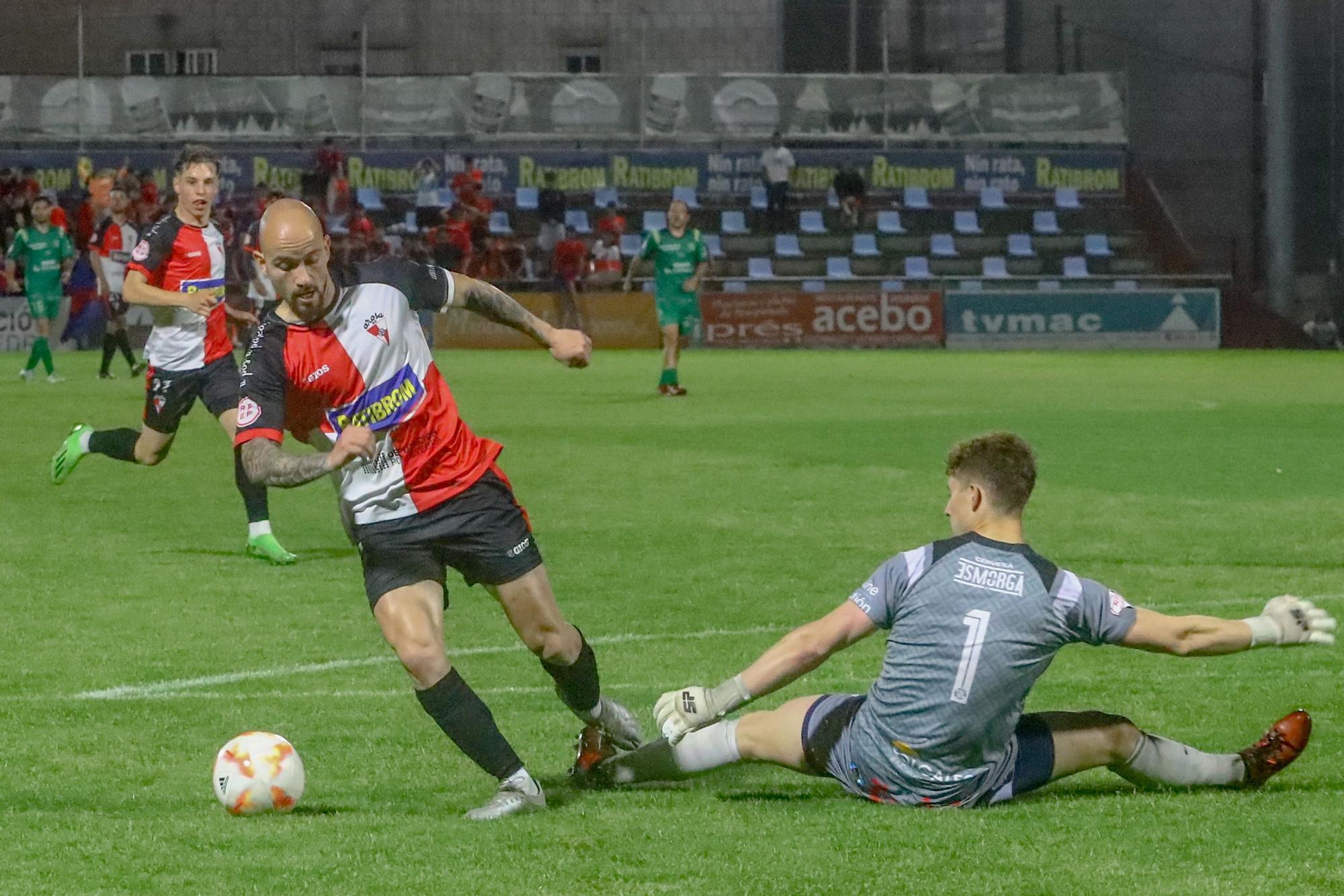 A Lomba vive una fiesta del fútbol con final feliz para el Arosa ante la UD Ourense (3-0)