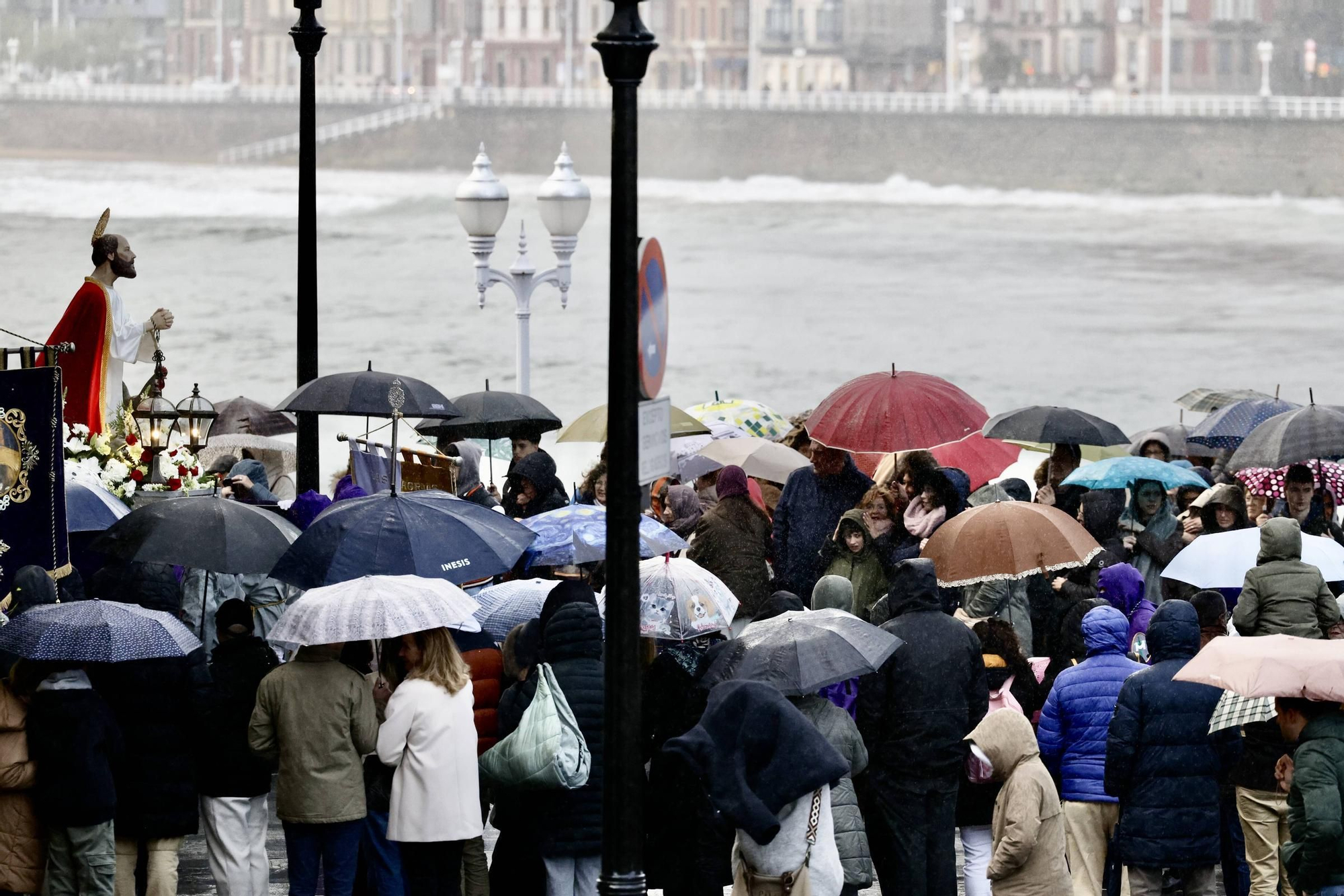 La lluvia frustra la procesión de las Lágrimas de San Pedro en Gijón