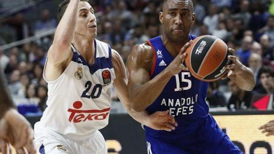 Jaycee Carroll, el millor del partit, defensa Jayson Granger