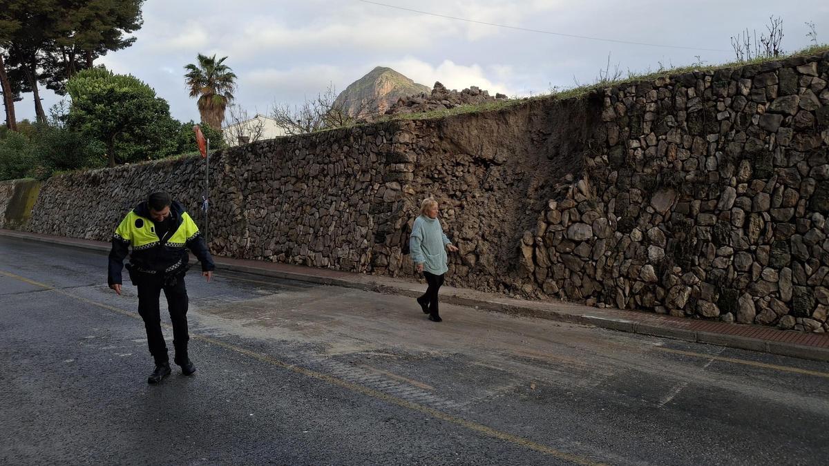El tramo de muro de "pedra seca" que se ha venido abajo