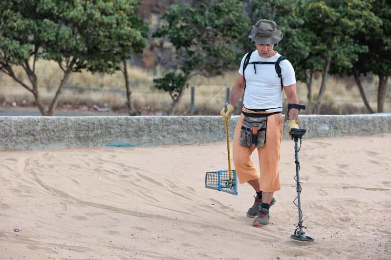 Julio César disfruta de sus vacaciones buscando metales entre la arena de Las Teresitas por segundo año consecutivo