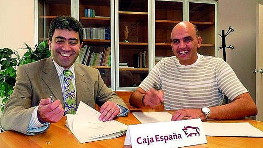 Javier Refoyo (izquierda) y José Antonio Quintana (derecha) firman el convenio de colaboración que une sus entidades.