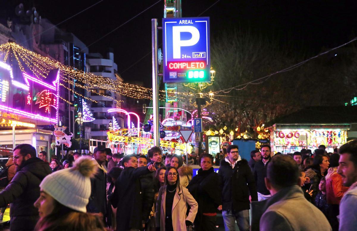 VIGO. PARKING COMPLETO POR LA MASIFICACION DE GENTE CON LAS LUCES DE NAVIDAD.