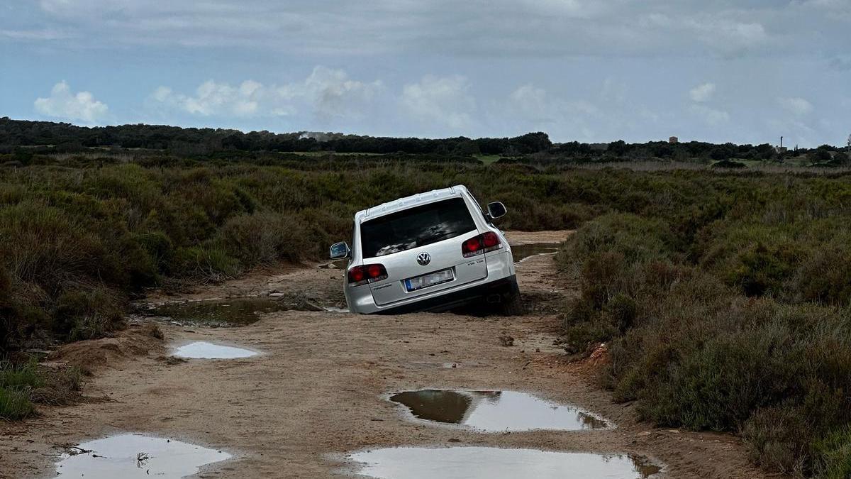 Un alemán deja su coche atascado en es Trenc