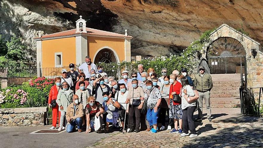 Lalinenses delante del Santuario de la Virgen de la Cueva. |   // J. A. SANTOMÉ