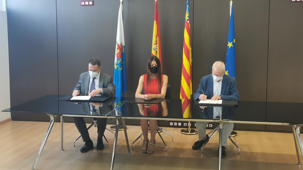 José Capilla, rector de la Politécnica de Valencia, firmando el convenio