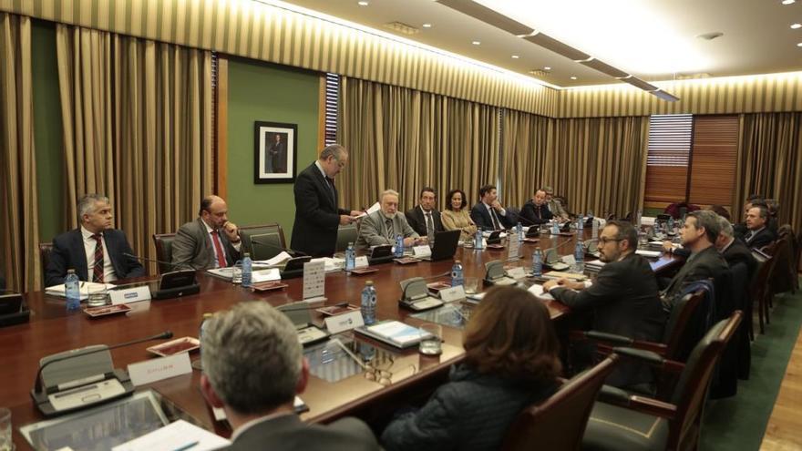 La reunión de los directivos del Inade con el presidente del Puerto, ayer, en el edificio de Sesiones.// FdV