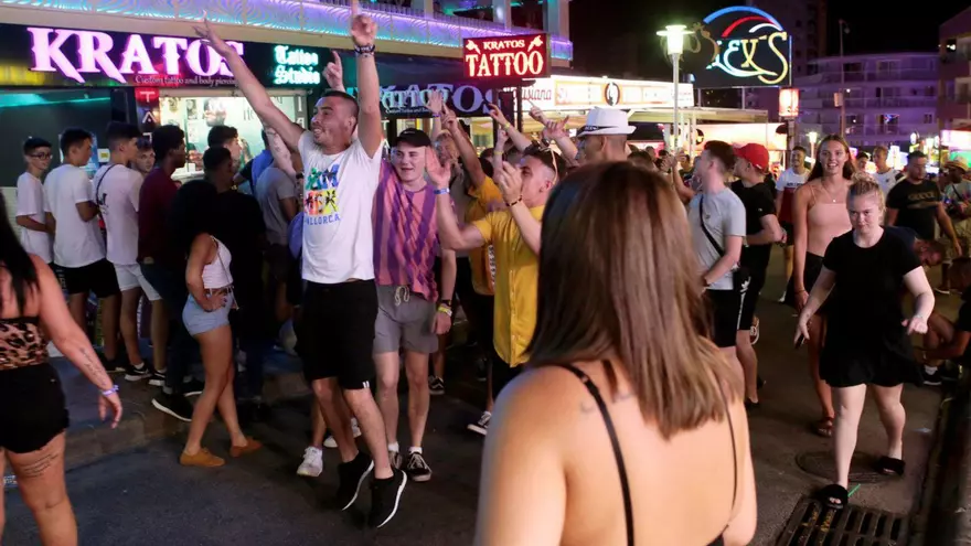 VÍDEO | “Siento que me estoy muriendo”: ¿qué es el 'Magaluf flu', el extraño virus que se propaga entre turistas en Mallorca?