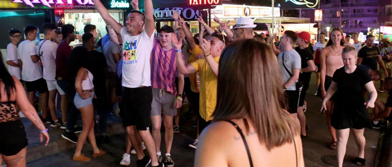 Turistas en Punta Ballena, Magaluf, antes de la pandemia.  | REUTERS / ENRIQUE CALVO