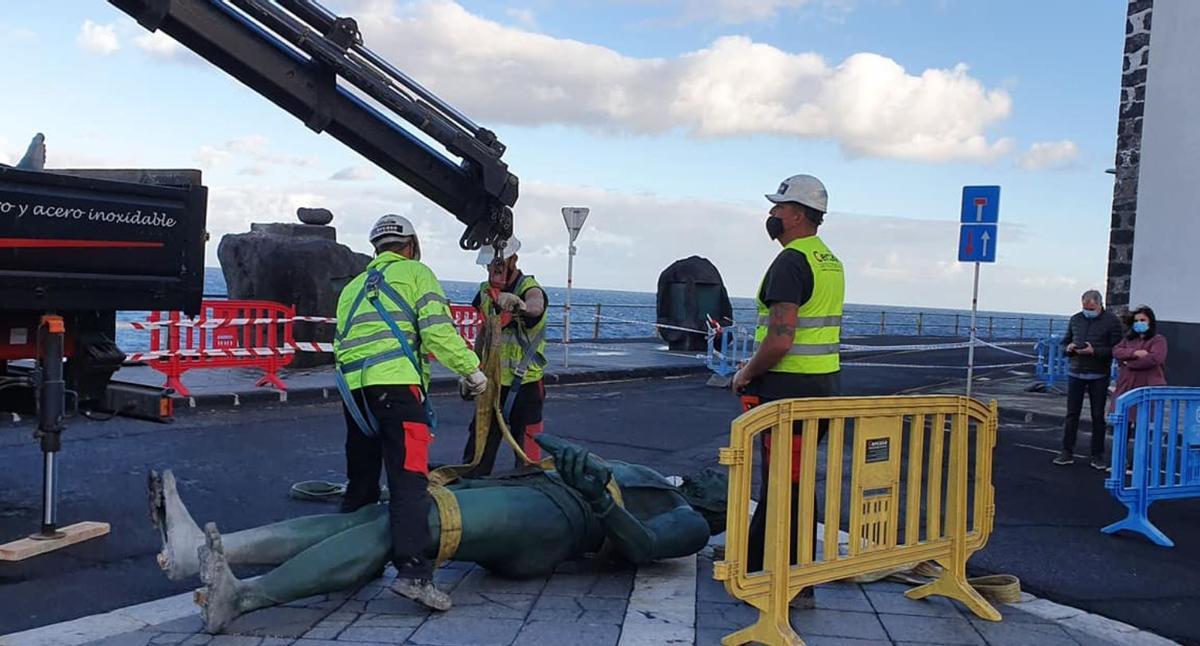 Retirada de los menceyes de la plaza de la Patrona de Canarias, en Candelaria.