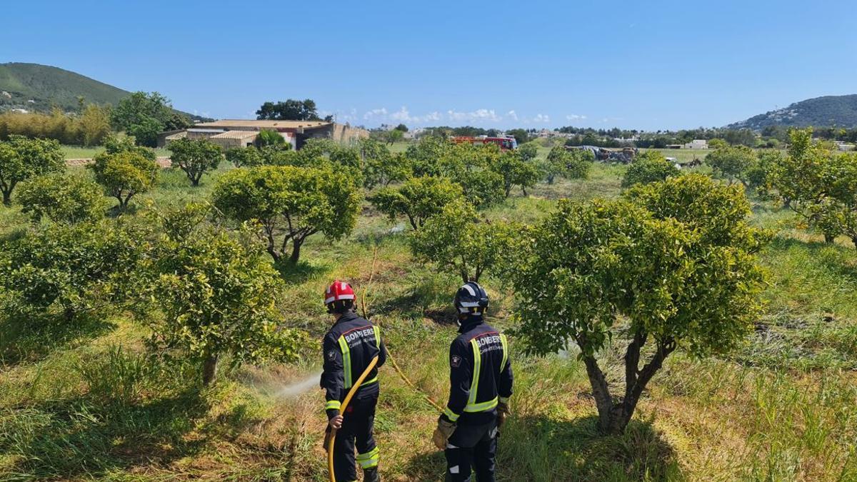 Los bomberos sofocan un pequeño incendio en Santa Eulària, foto de archivo.